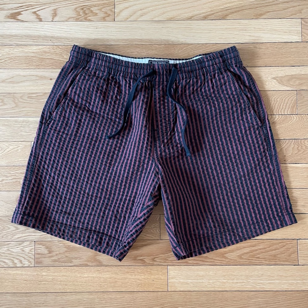Todd Snyder 7” Seersucker Shorts in Red and Navy Stripe
